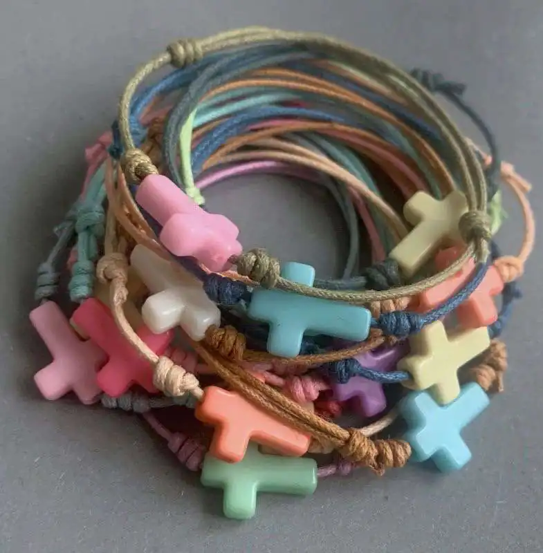 PULSERAS CON CRUCES DE COLORES Y CORDON DE ALGODÓN ENCERADO
