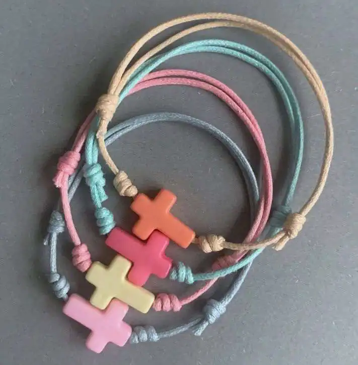 PULSERAS CON CRUCES DE COLORES Y CORDON DE ALGODÓN ENCERADO